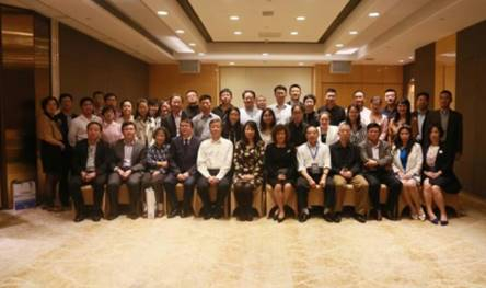 绵阳市市场信息协会会長(cháng)许登祥在全國(guó)大会作交流发言